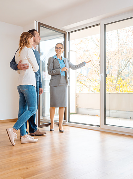 Pärchen bei der Wohnungsbesichtigung mit einer Maklerin