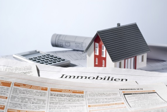 Immobilienverkauf als Zeitungsanzeige mit Makler